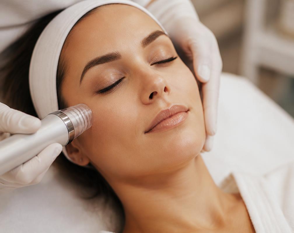 Advanced facial skin treatment at Kosdermis